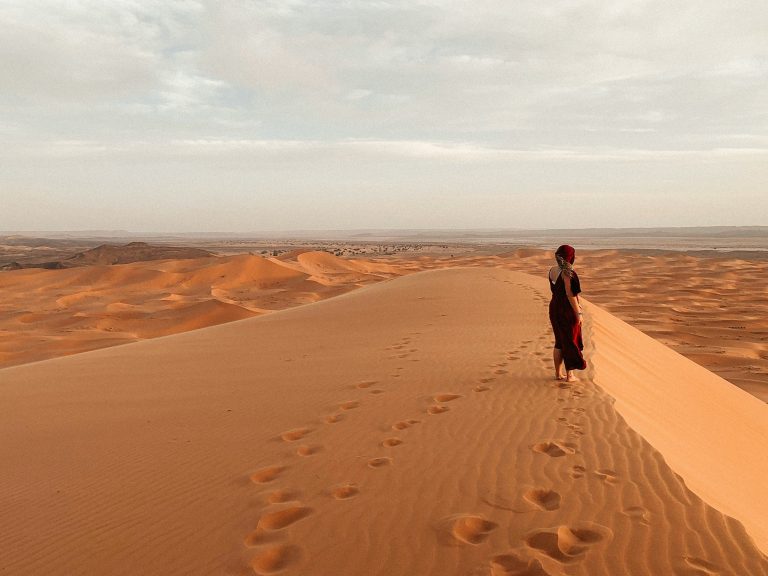 Deserto di Merzouga in Marocco con dune di sabbia dorata